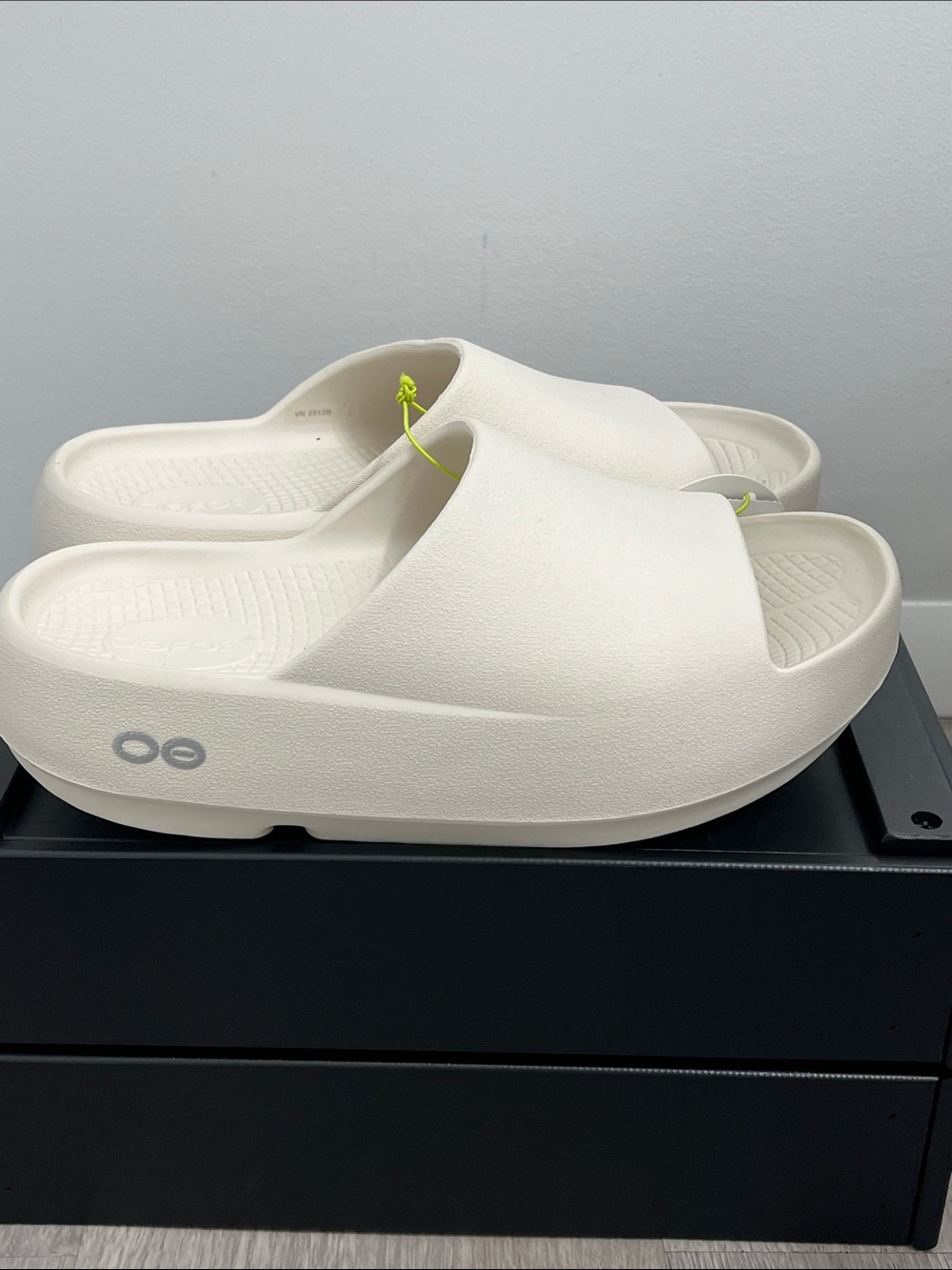 Oofos Ooahh plus + chalk slides sandals women’s size 8 men’s size 6 new
